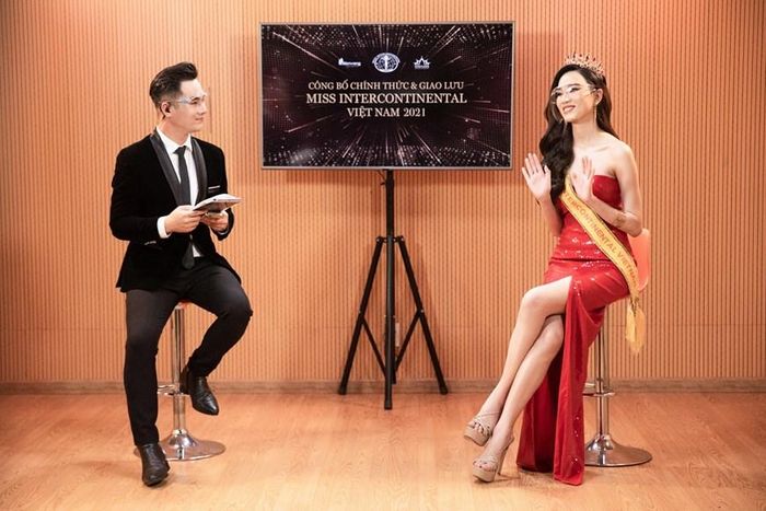 Chiều lòng người hâm mộ sắc đẹp, Ái Nhi không ngại khoe khả năng nói tiếng Anh trực tiếp trên sóng livestream. Thay vì giới thiệu bản thân, cô nàng đã gửi những lời động viện đầy tích cực đến khán giả đang theo dõi buổi công bố. (Ảnh: CTV/Vietnam+)