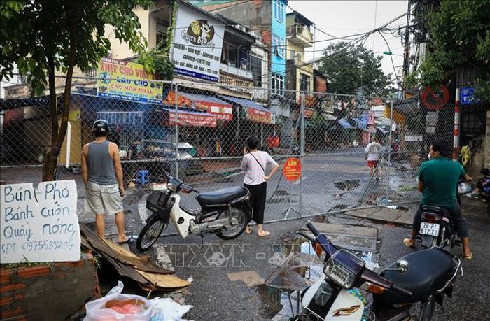 Tại ngã 3 Bạch Đằng - Vạn Kiếp vẫn giữ hàng rào cứng phong tỏa giữa vùng đỏ và vùng xanh đảm bảo công tác phòng, chống dịch.