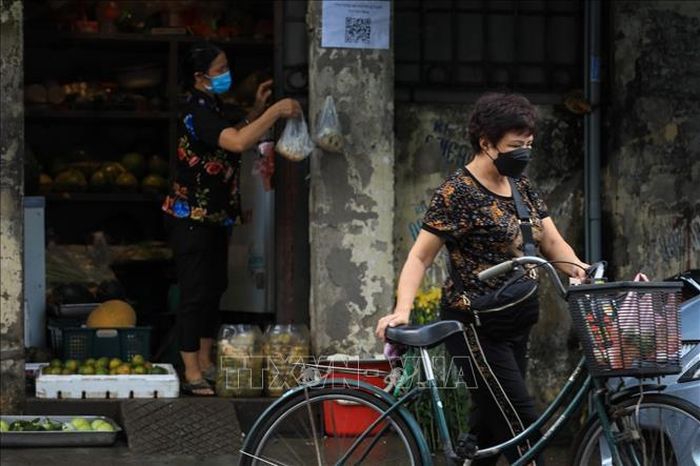 Hình ảnh người dân đi chợ tuân thủ 5K phòng, chống dịch.