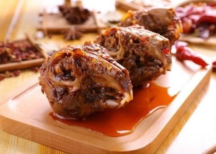 Tứ Xuyên, Trung Quốc là vùng đất nổi tiếng với các món ăn cay. Thịt thỏ ở nơi đây được chế biến thành nhiều món ăn khác nhau như thịt thỏ lạnh, lẩu thỏ, thịt thỏ cay, đầu thỏ sốt cay. Trong đó, món đầu thỏ sốt cay được cho là món ăn kinh dị, gây ấn tượng mạnh nhất vì hình thức quá ám ảnh.