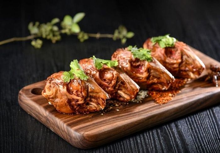 Phần đầu thỏ gần như lộ sọ, răng thỏ vẫn được giữ nguyên. Thêm sốt cay màu đỏ vàng trông giống như món ăn đẫm máu, thực sự rất rùng mình. Đây quả thực không phải món dành cho người yếu tim.