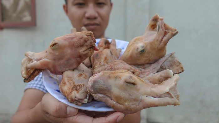 Trong ảnh là những chiếc đầu thỏ được làm sạch, khò kỹ trước khi đem đi chế biến thành món đầu thỏ sốt cay.