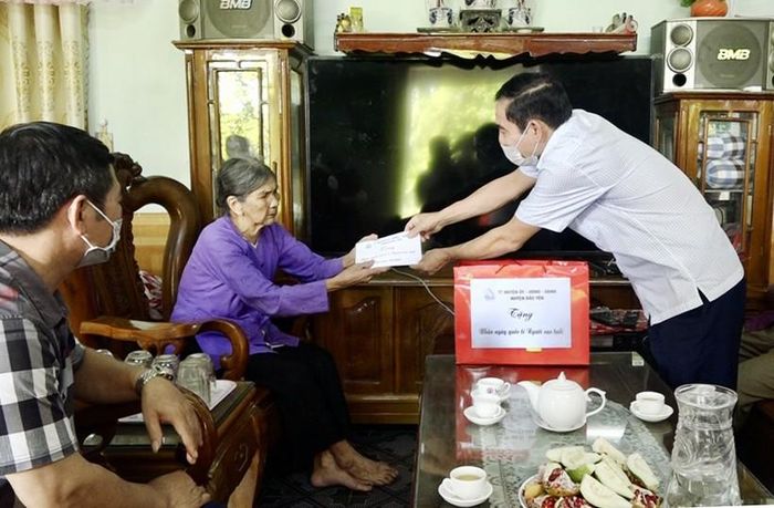 Phó Chủ tịch Thường trực HĐND huyện Nguyễn Công Tư trao quà cho các cụ cao tuổi tại xã Bảo Hà.