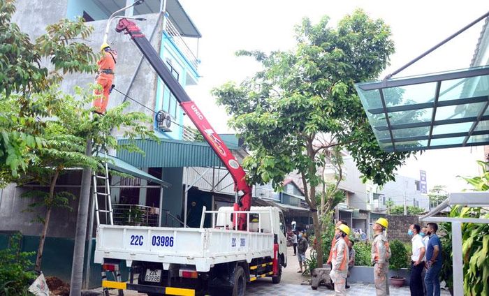 Thành phố cho xe hỗ trợ nhân dân cẩu, lắp đặt cột điện.