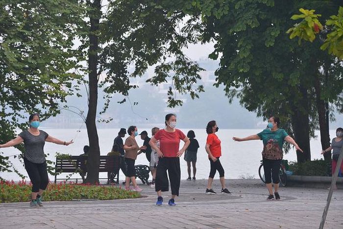 Khu vực hồ Gươm là địa điểm được nhiều người tập thể dục lựa chọn.
