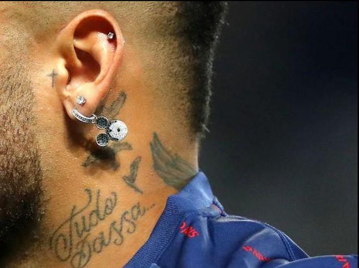 Neymar gây chú ý khi đeo khuyên tai hình chú chuột Mickey