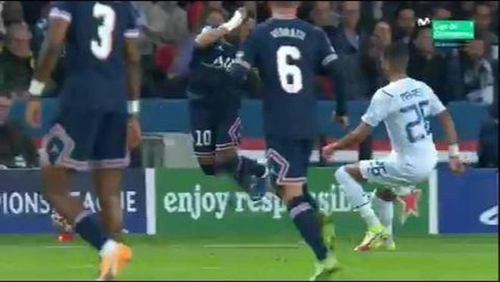 Tình huống gắp bóng qua đầu đối phương bất thành của Neymar