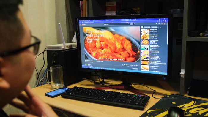 Tôi luôn muốn trau dồi thêm kiến thức ẩm thực. Do đó, tôi thường tìm tòi thêm các nguồn trên mạng để học những bí quyết hay, cách sử dụng gia vị đặc biệt để món ăn tốt nhất. Ngoài ra, họ cũng đưa ra một số bí quyết hay để món ăn đẹp mắt hơn. Ví dụ, dùng mật ong để món ăn tăng độ ngọt, sáng bóng mà không bị cháy như đường.