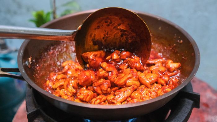 Các nguyên liệu sử dụng cho món gà gồm gochujang, nước tương, dầu ăn, tiêu, syrup đường ngô (hoặc mật ong), tỏi, gừng, phô mai mozzarella và gà.