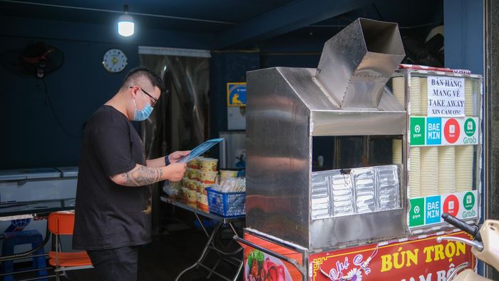 Khoảng 10h30, tôi chạy ra ngay gần nhà để mua bún trộn Nam Bộ. Quán này mới mở, ít người biết. Khá xui cho họ khi vừa mở đã có Chỉ thị 16 và phải đóng cửa tới tận bây giờ. Do không thể ngồi ăn ngay tại quán, tôi sẽ gọi một suất đặc biệt giá 50.000 đồng để review cho mọi người.
