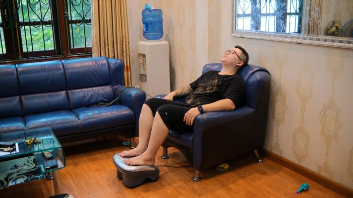 Kết thúc ngày làm việc, tôi chọn cách thư giãn với máy massage chân. Sắp tới, khi mọi thứ bình ổn trở lại, tôi sẽ tiếp tục cho ra mắt những nội dung mới để thu hút người xem. Cạnh tranh trong nghề này chưa bao giờ là dễ dàng...