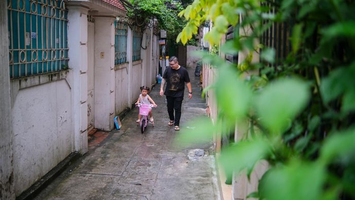 Tranh thủ lúc rảnh, tôi lại chơi cùng con gái. Bình thường, bé nhà tôi thích đạp xe ở ngoài công viên. Tuy nhiên, do tình hình dịch, tôi chỉ cho bé đạp quanh sân trong nhà hoặc trước cửa.
