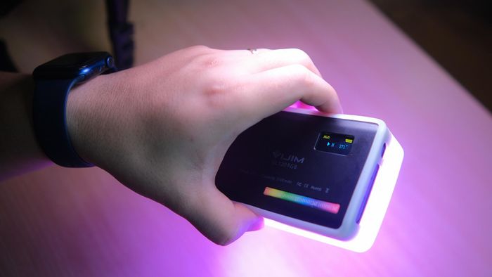Đa số video ngắn tôi đều tự quay và chỉnh sửa. Với những nội dung dài hơn, tôi có một đội hỗ trợ quay, dựng, tiền kỳ, hậu kỳ chỉn chu. Khi review tại nhà, tôi thường sử dụng một số loại đèn hỗ trợ để hình ảnh bắt mắt hơn. Tôi tự thấy mình là kiểu người đã thích sẽ tập trung làm bằng được và không ngại chi tiền mua đồ công nghệ hỗ trợ để có video đẹp nhất.