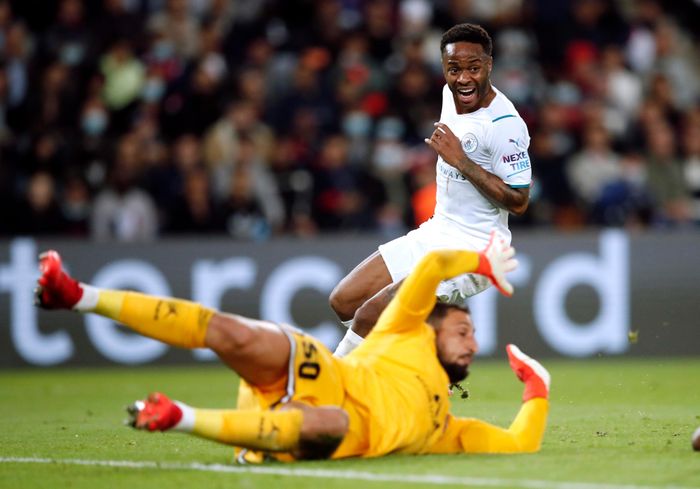  Sterling tung ra 2 pha dứt điểm trước PSG, tất cả đều không đi trúng đích. Những gì anh làm được là pha dứt điểm chạm xà ngang. Ảnh: Reuters. 