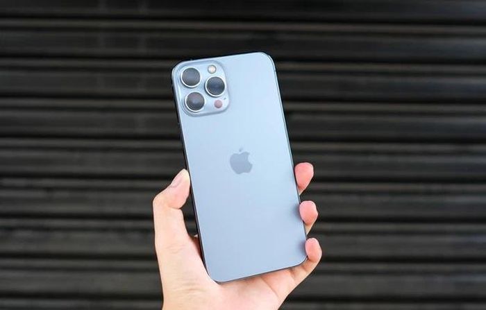 Cùng với đó, nhiều người đeo khẩu trang nơi công cộng, nên việc dùng Face ID để mở khóa trở nên bất tiện.