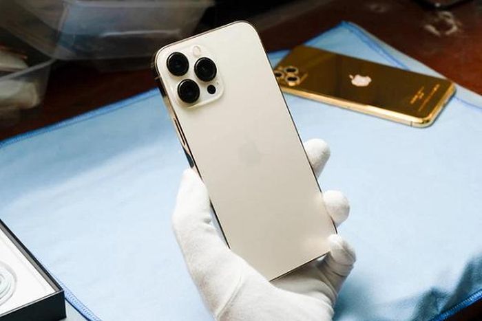 Thêm một điểm đáng tiếc nhất bị người dùng đặt câu hỏi là Apple tại sao chưa nâng tốc độ sạc nhanh hơn trên điện thoại. iPhone 13 Pro chỉ hỗ trợ tối đa 20W có dây và 15W qua MagSafe.