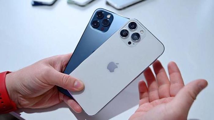 Thế hệ sau chỉ đơn giản được nâng cấp về phần cứng so với thế hệ trước và vẫn đi theo lối mòn thiết kế. Một điểm nữa gây tranh cãi trên iPhone 13 Pro Max nữa là cụm camera.