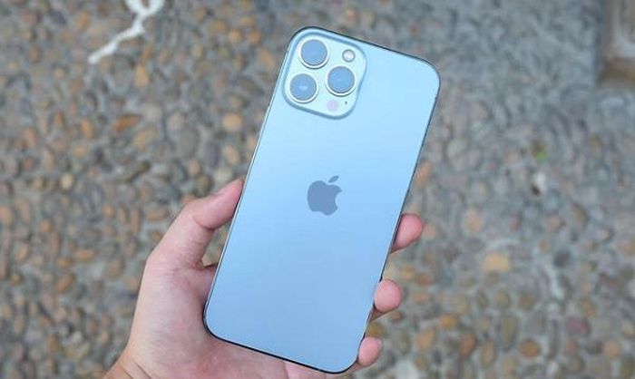 Điểm thay đổi lớn trên 13 Pro Max có thể là phần nhô của cụm camera. iPhone 13 Pro Max có camera rộng 12MP f/1.5, camera tele 12MP f/2.8 và camera siêu rộng 12MP f/1.8 với trường nhìn 120 độ, cùng với máy quét LiDAR 3D được sử dụng để nhận biết độ sâu.