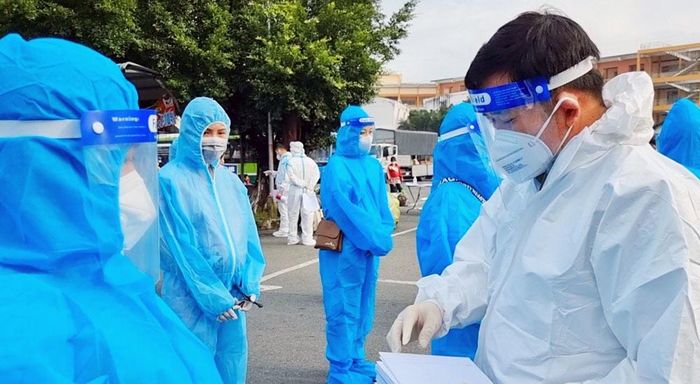 Giám đốc Công an tỉnh An Giang Đinh Văn Nơi phát quà khi đón công dân tại bến xe Bình Dương về quê ngày 26/9. Ảnh: Nghiêm Túc