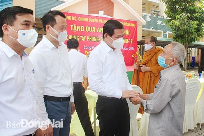 Bí thư Tỉnh ủy Đồng Nai Nguyễn Hồng Lĩnh thăm hỏi người dân gặp khó khăn do dịch bệnh tại TP Long Khánh ngày 23/9. Ảnh: Báo Đồng Nai