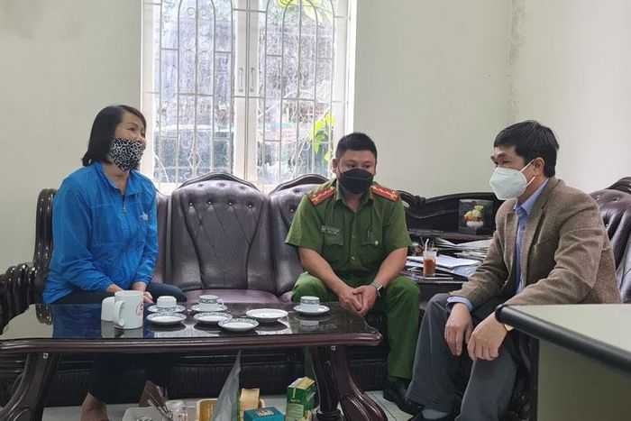 Đối tượng làm việc với công an và đại diện cơ quan TTXVN