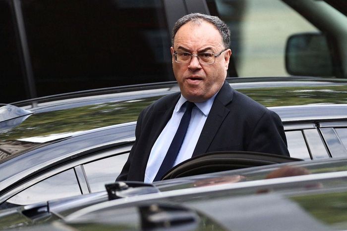 Thống đốc Ngân hàng Trung ương Anh Andrew Bailey đang rời phố Downing, London, Anh, ngày 16/9/2021. (Nguồn: Reuters)