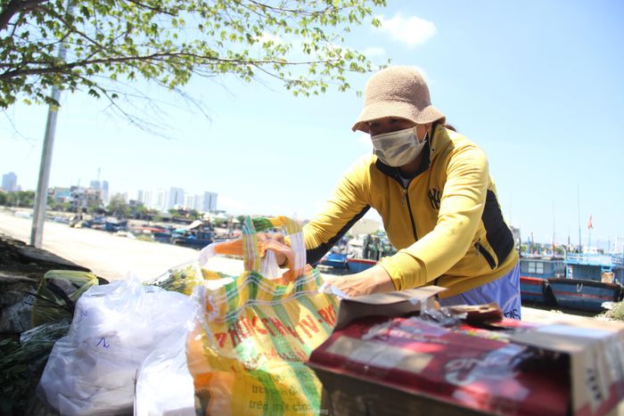Một vài tàu ngoại tỉnh đang neo đậu hôm nay chuẩn bị cho chuyến ra khơi sau nhiều tháng cầm chân vì dịch. Chị Nguyễn Thị Mai (Phù Mỹ, Bình Định) mua lương thực thực phẩm đưa xuống tàu nhà để chuẩn bị đi đánh bắt. Từ ngày cảng đóng cửa, 4 thuyền viên ăn ở tại tàu. 