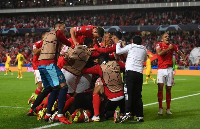 Sang hiệp 2, Rafa Silva nhân đôi cách biệt cho đội chủ nhà