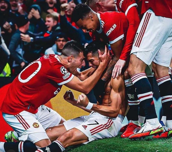 Khoảnh khắc đầy cảm xúc của Ronaldo và đồng đội MU