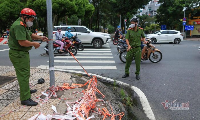 Lực lượng chức năng tháo dây chốt tại đường Phạm Ngũ Lão - Nguyễn Thái Học, quận 1