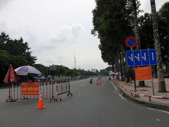 Một số chốt kiểm soát trên địa bàn quận Phú Nhuận vẫn chưa được tháo dỡ, nhưng không có lực lượng túc trực