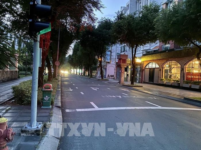 Khu vực đường Nam Kỳ Khởi Nghĩa (Quận 1, Tp. Hồ Chí Minh) hầu như không có phương tiện lưu thông. Ảnh: Hồng Giang - TTXVN