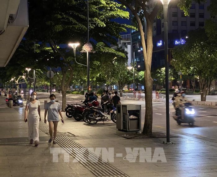 Phố đi bộ Nguyễn Huệ (Quận 1, Tp. Hồ Chí Minh) bắt đầu có người đi bộ. Ảnh: Hồng Giang - TTXVN