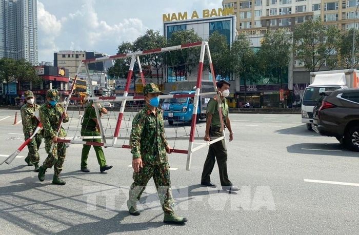 Lực lượng chức năng gỡ chốt trên tuyến đường Điện Biên Phú (quận Bình Thạnh, Tp. Hồ Chí Minh). Ảnh: Xuân Tình - TTXVN