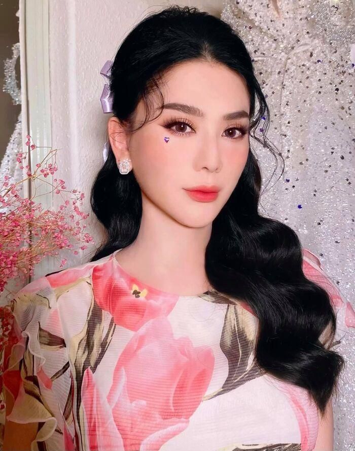 Bên cạnh đó, nữ ca sĩ còn khiến nhiều người xuýt xoa ghen tị khi ngày càng lão hóa ngược với làn da trắng mịn, căng bóng, không tì vết.