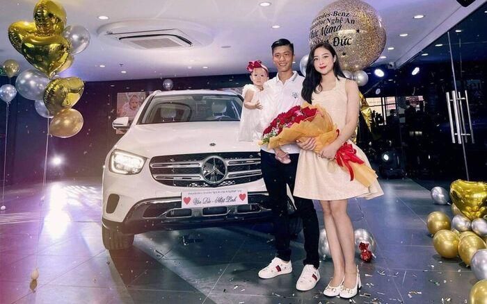 Phan Văn Đức vừa sắm chiếc xe sang có giá hơn 2 tỷ đồng.