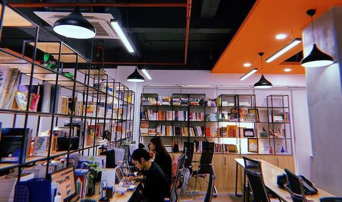 Trong ngành xuất bản, trải nghiệm của khách hàng với sách giấy là một yếu tố quan trọng tạo dựng nên sở thích và thói quen đọc sách của từng cá nhân.