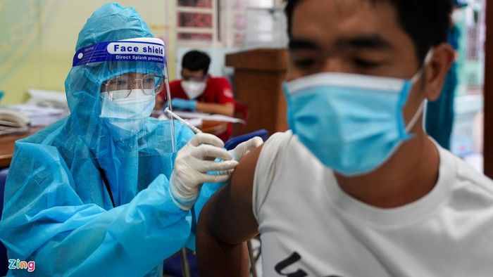 Việt Nam có thể chuyển sang chiến lược giảm thiểu khi đa số người dân đã được tiêm vaccine. Ảnh: Quỳnh Danh.