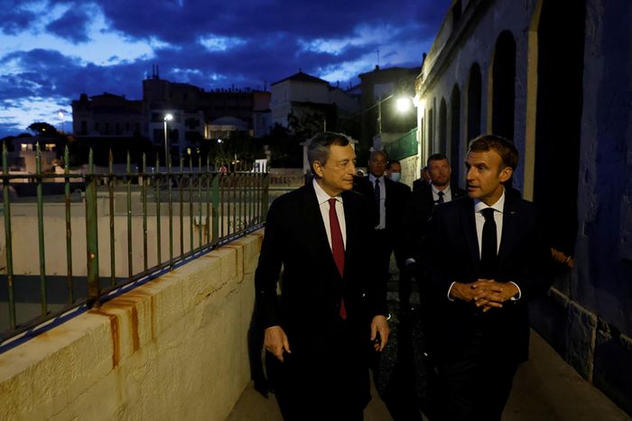  Thủ tướng Italy và tổng thống Pháp đi dạo trước bữa tối ở Marseille, Pháp. Ảnh: Reuters. 