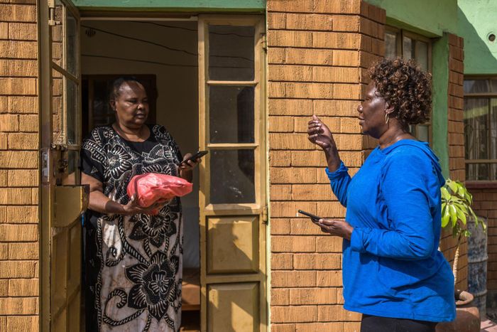 Hướng dẫn viên du lịch Caroline Onyango phải chiên cá để kiếm thêm thu nhập. Ảnh: The New York Times.