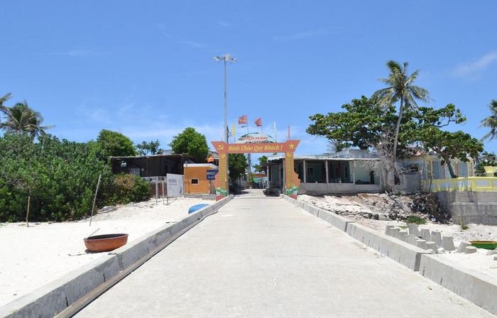  Khu vực cổng chào vắng lặng.