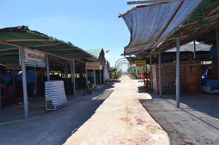  Hàng quán đều đóng cửa.