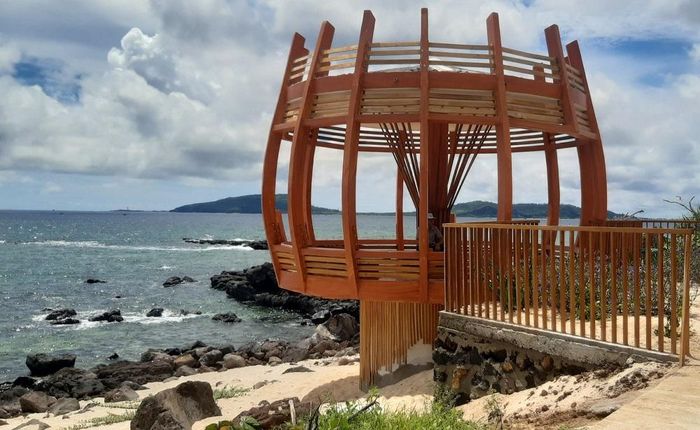  Một điểm dừng chân để du khách ngắm cảnh ở Đảo Bé.