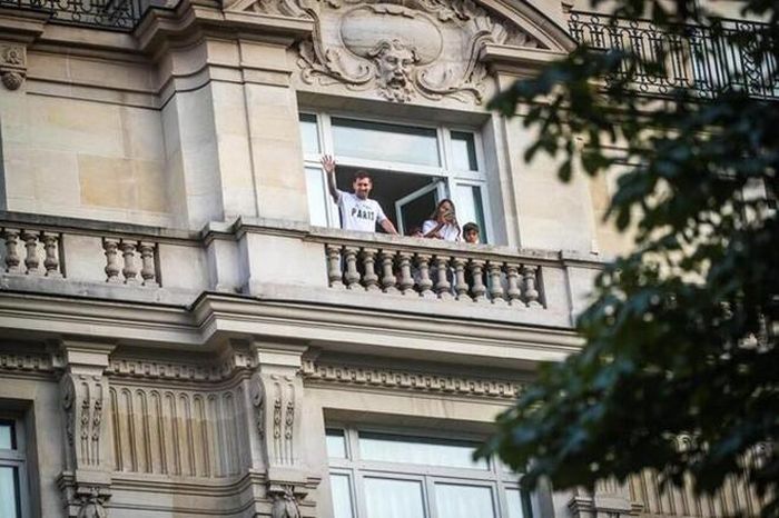 Messi vẫy chào fan từ ban công căn phòng ở khách sạn Le Royal Monceau