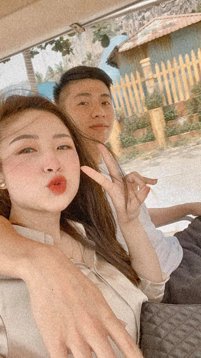 Gia đình Phan Văn Đức luôn nhận được nhiều sự yêu mến từ fans, và bà xã Nhật Linh cũng là một nàng WAGs có tính cách vui tính.