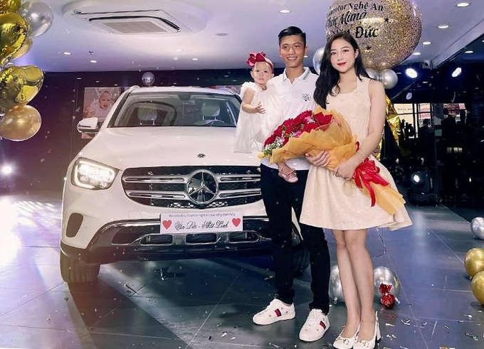 Cách đây không lâu, cầu thủ CLB Sông lam Nghệ An vừa sắm xe sang tiền tỷ, xây nhà, và giờ lại chuẩn bị đón thêm một bé cưng.
