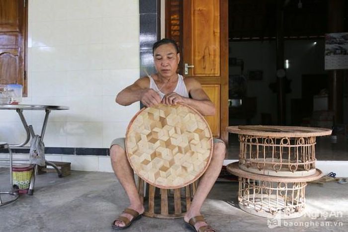 Cũng giống như người Khơ mú, người dân tộc Thái cũng có truyền thống đan lát từ lâu đời. Ông Vang Văn Vọng, trú tại bản Can, xã Tam Thái chia sẻ: “Với tôi đan lát đã ngấm vào máu thịt từ nhỏ cho đến giờ, cứ hễ lúc nào rảnh là tôi lại đan. Con cái cũng đã trưởng thành cả rồi, việc đan không hẳn chỉ là để kiếm thêm thu nhập, mà với tôi đan còn là để giữ nghề, giữ nét đẹp truyền thống của dân tộc ”. Ảnh: Đình Tuân