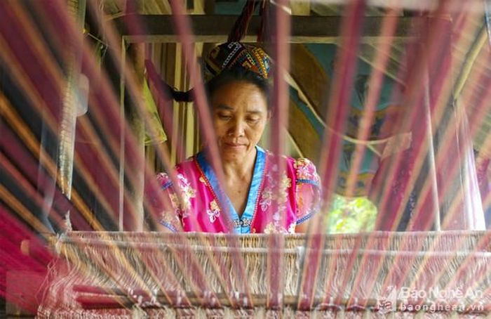 Dệt thổ cẩm là một trong những sản phẩm của đồng bào Thái. Ngày nay cuộc sống đã nhiều đổi thay nhưng những người cao tuổi vẫn làm mọi cách để bảo tồn, gìn giữ và phát huy nghề dệt thổ cẩm, để nét đẹp truyền thống không bị mai một trước sự biến đổi của cuộc sống. Ảnh: Đình Tuân
