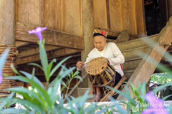 Nghề đan lát chủ yếu là nghề của nam giới, nhưng không vì vậy mà phụ nữ không biết đan. Bà Vèn Thị Mành, trú ở bản Na Bè, xã Xá Lượng cho biết: “Tôi cũng đã ngoài 70 tuổi, đã nghỉ được rồi, nhưng phần vì muốn làm việc để có thêm ít thu nhập phụ giúp con cháu, phần vì để con cháu thấy đó làm học tập ông bà”. Ảnh: Đình Tuân