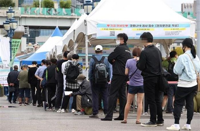 Người dân chờ xét nghiệm COVID-19 tại Seoul, Hàn Quốc. (Ảnh: Yonhap/TTXVN)